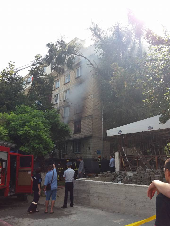 Incendiu într-un apartament în Capitală. Locuinţa era PLINĂ PÂNĂ LA REFUZ cu vechituri și gunoaie 