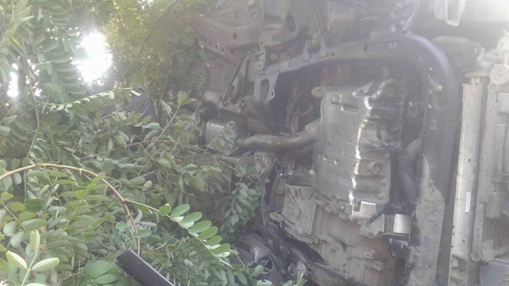 Accident pe traseul Chişinău-Leuşeni. O maşină s-a răsturant, ambulanţa la faţa locului (FOTO)