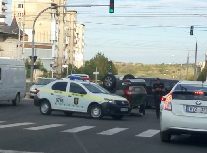 O maşină s-a răsturnat după ce s-a ciocnit violent cu un microbuz în sectorul Ciocana al Capitalei (FOTO/VIDEO)