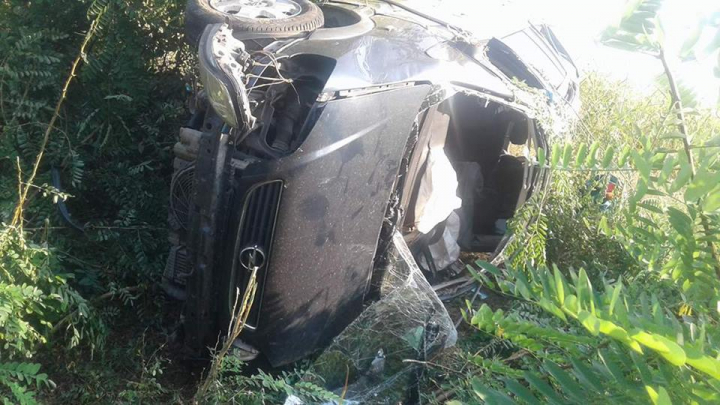 Accident pe traseul Chişinău-Leuşeni. O maşină s-a răsturant, ambulanţa la faţa locului (FOTO)