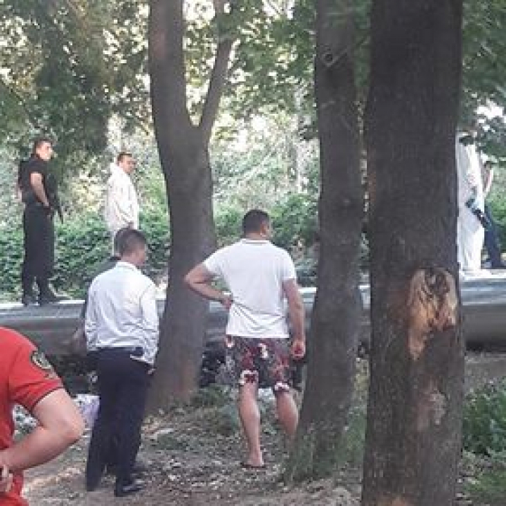 ALERTĂ. Un bărbat ameninţă că va trage din armă în sectorul Buiucani al Capitalei