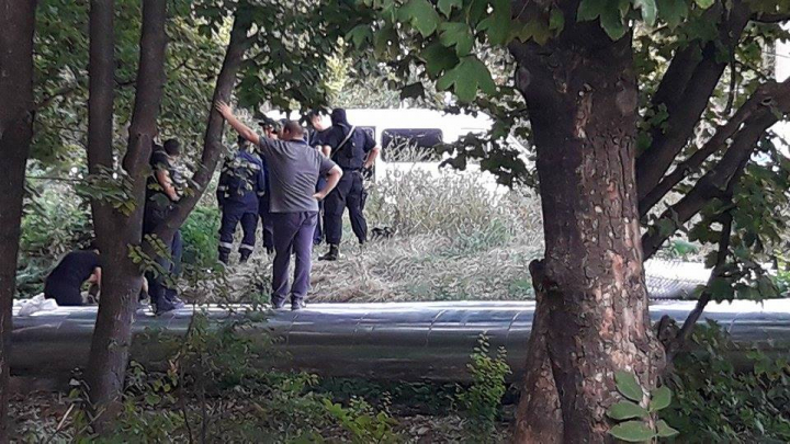 Accident pe traseul Chişinău-Leuşeni. O maşină s-a răsturant, ambulanţa la faţa locului (FOTO)