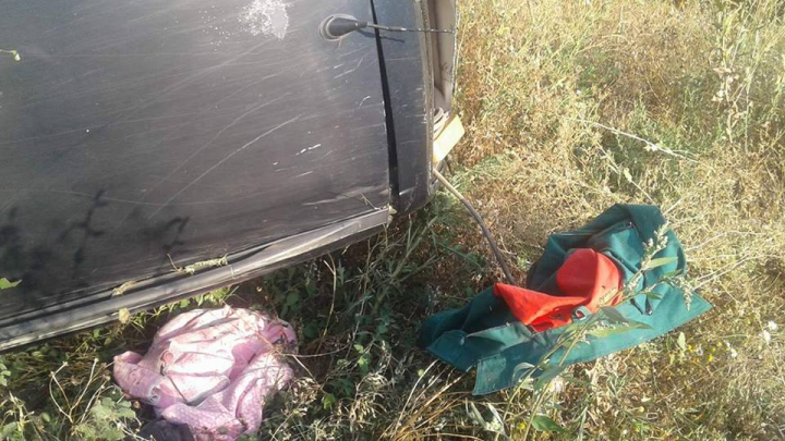 Accident pe traseul Chişinău-Leuşeni. O maşină s-a răsturant, ambulanţa la faţa locului (FOTO)