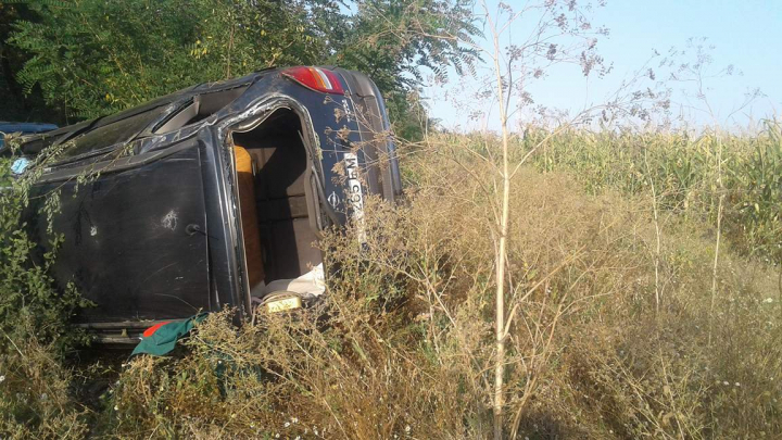 Accident pe traseul Chişinău-Leuşeni. O maşină s-a răsturant, ambulanţa la faţa locului (FOTO)