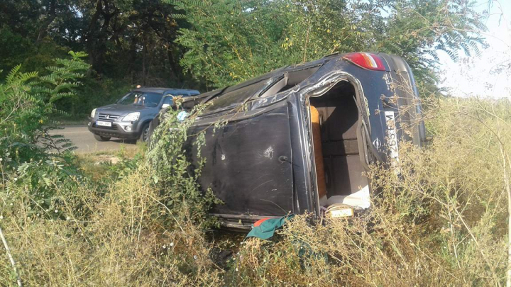 Accident pe traseul Chişinău-Leuşeni. O maşină s-a răsturant, ambulanţa la faţa locului (FOTO)