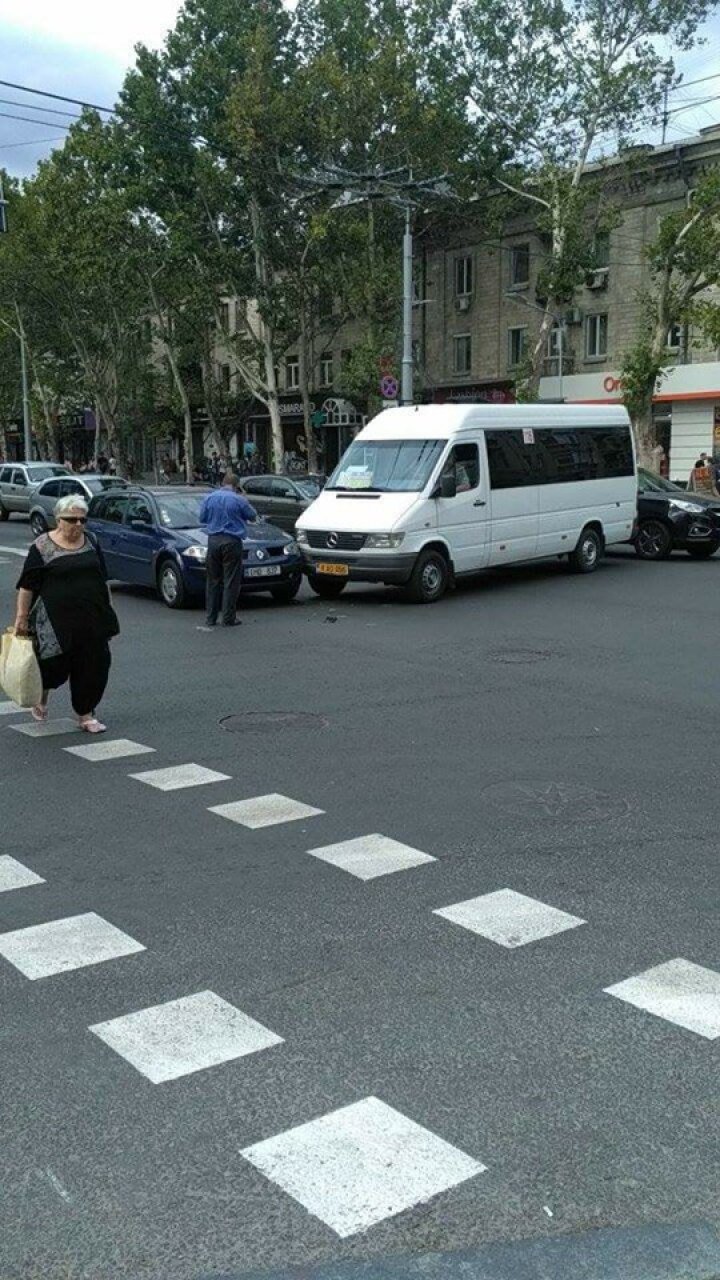 Accident în centrul Capitalei. Un automobil s-a lovit cu un microbuz de rută. Poliţia, la faţa locului (FOTO)