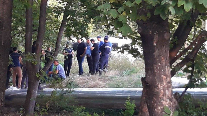 Accident pe traseul Chişinău-Leuşeni. O maşină s-a răsturant, ambulanţa la faţa locului (FOTO)