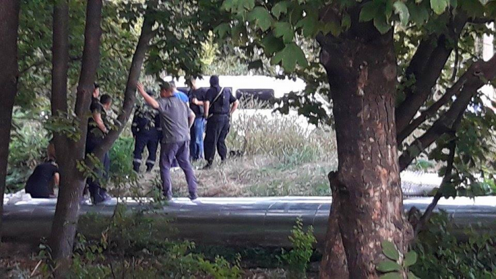 Accident pe traseul Chişinău-Leuşeni. O maşină s-a răsturant, ambulanţa la faţa locului (FOTO)