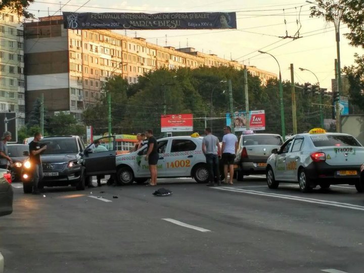 Accident în sectorul Botanica al Capitalei. Un automobil s-a ciocnit violent cu un taxi (FOTO)