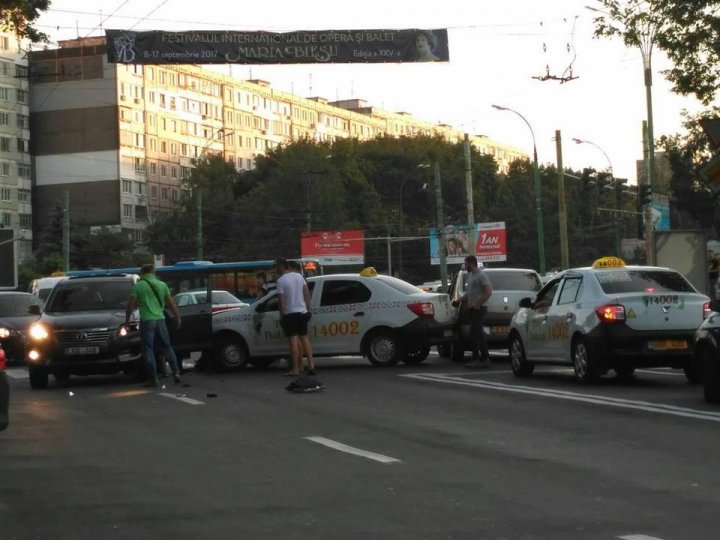 Accident în sectorul Botanica al Capitalei. Un automobil s-a ciocnit violent cu un taxi (FOTO)