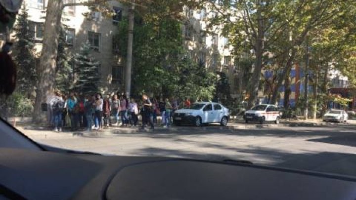 Moldova într-o singură imagine. Ce face o profesoară şi elevii săi este REVOLTĂTOR (FOTO)