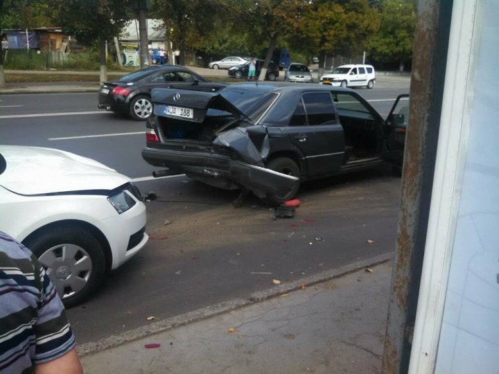 Accident ÎN LANŢ pe bulevardul Renaşterii. Şoferii nu au păstrat distanţa în trafic (FOTO)