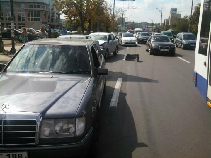 Accident ÎN LANŢ pe bulevardul Renaşterii. Şoferii nu au păstrat distanţa în trafic (FOTO)