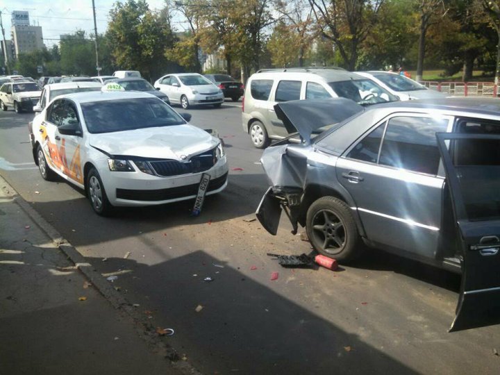 Accident ÎN LANŢ pe bulevardul Renaşterii. Şoferii nu au păstrat distanţa în trafic (FOTO)