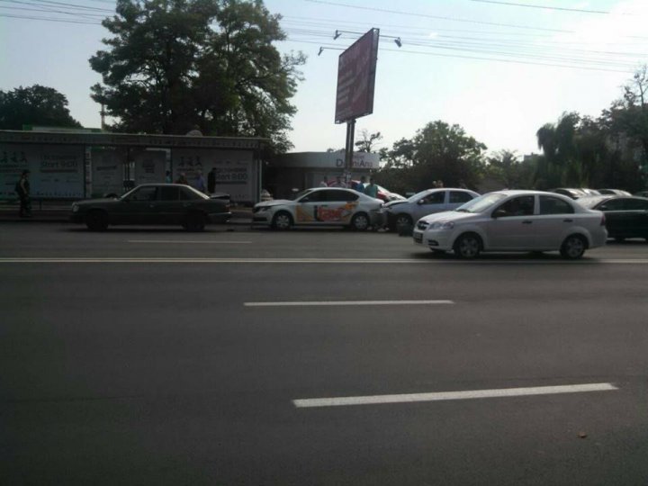 Accident ÎN LANŢ pe bulevardul Renaşterii. Şoferii nu au păstrat distanţa în trafic (FOTO)