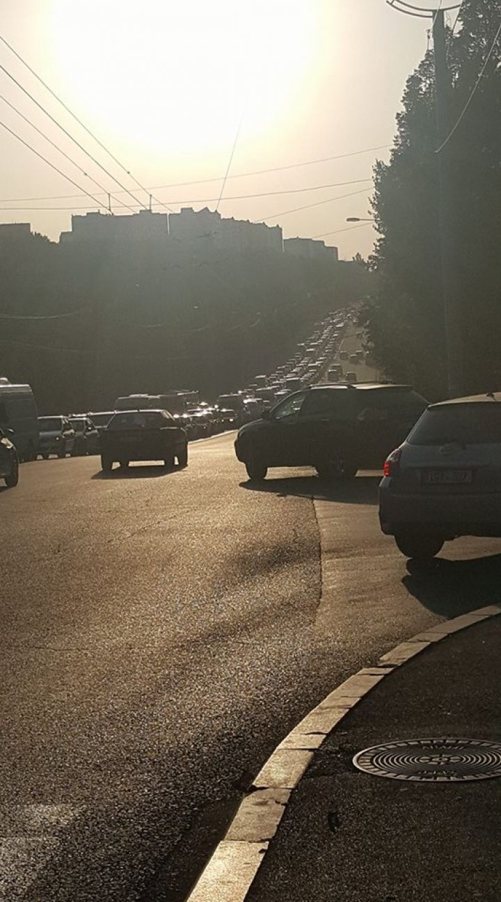 Autoritățile testează semafoarele pe nervii șoferilor. Traficul dinspre Ciocana este complet blocat (FOTO)