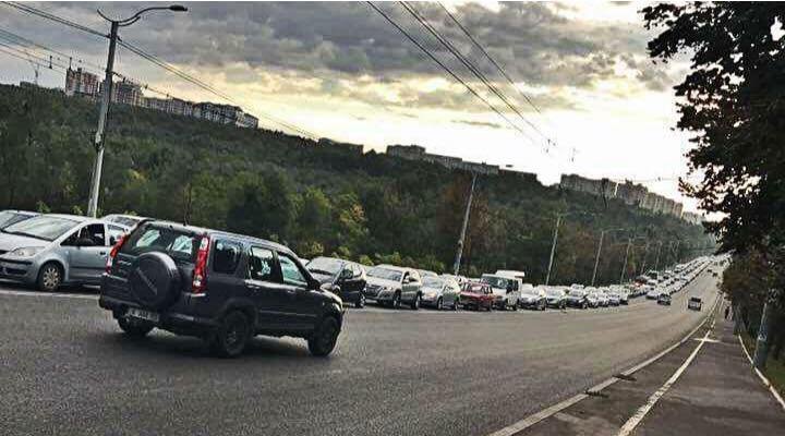 Autoritățile testează semafoarele pe nervii șoferilor. Traficul dinspre Ciocana este complet blocat (FOTO)