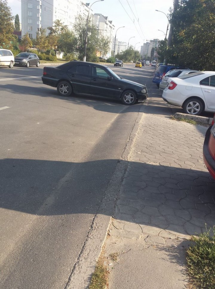 NO COMMENT: Un şofer a decis să-şi parcheze maşina în mijlocul străzii (FOTO)