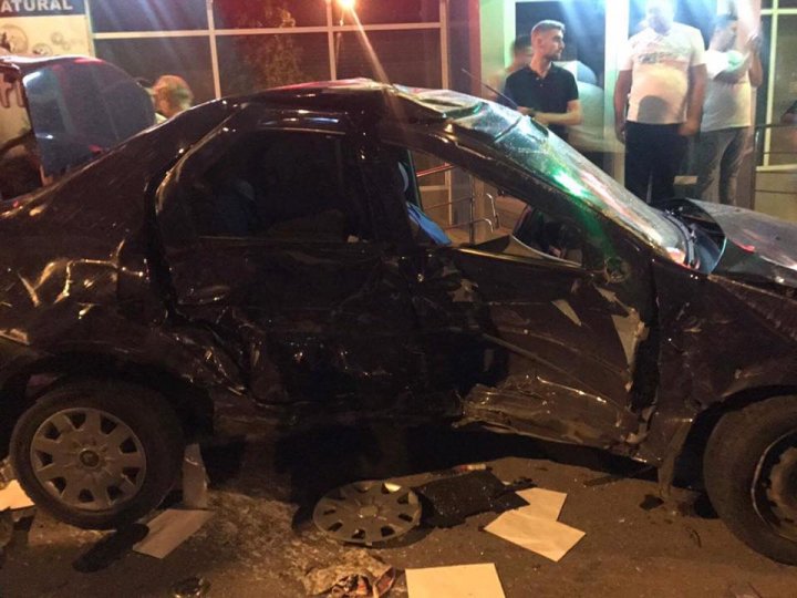 Accident groaznic în sectorul Buiucani. Un Audi a facut zob o maşină de şcoala auto. Şoferul în stare gravă (FOTO)