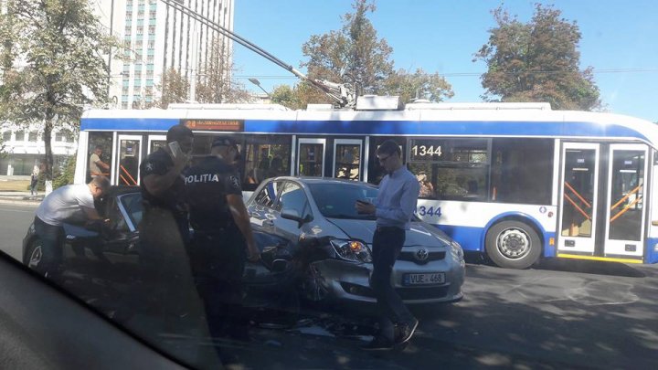 ACCIDENT la intersecția străzilor Sfatul Țării și Ștefan cel Mare din Capitală. Două mașini s-au ciocnit violent