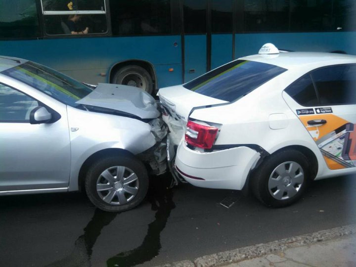 Accident ÎN LANŢ pe bulevardul Renaşterii. Şoferii nu au păstrat distanţa în trafic (FOTO)