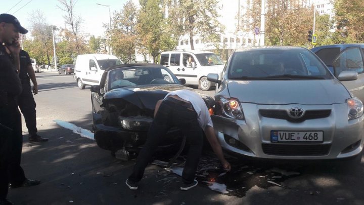 ACCIDENT la intersecția străzilor Sfatul Țării și Ștefan cel Mare din Capitală. Două mașini s-au ciocnit violent