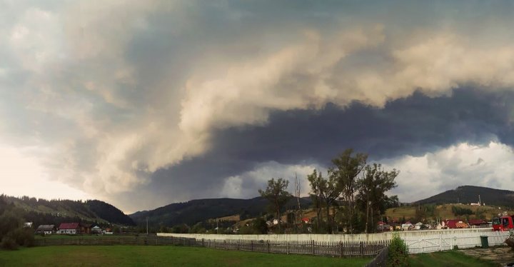 TORNADĂ în România! OPT morți și 62 răniți, în urma unei furtuni violente (FOTO/VIDEO)