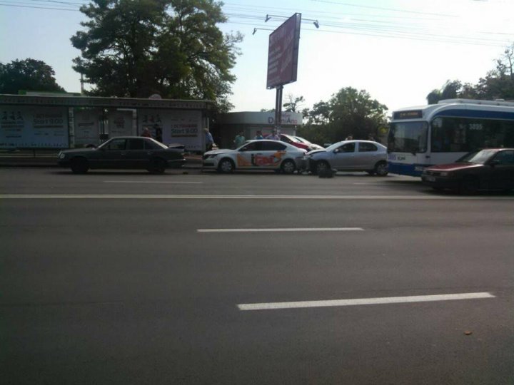 Accident ÎN LANŢ pe bulevardul Renaşterii. Şoferii nu au păstrat distanţa în trafic (FOTO)