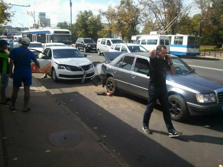 Accident ÎN LANŢ pe bulevardul Renaşterii. Şoferii nu au păstrat distanţa în trafic (FOTO)