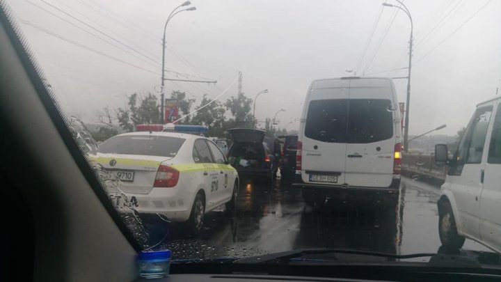 Plouă și cu accidente rutiere în Capitală. Traficul e anevoios nu numai din cauza vremii dar și a șoferilor (FOTO)