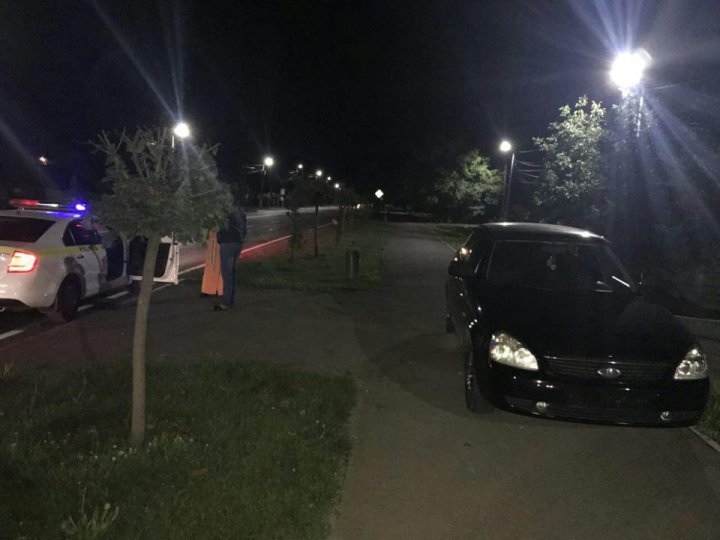 Un șofer din Orhei a rămas fără permis, după ce a fost la un pas de a SPULBERA pe trecerea de pietoni o familie (FOTO/VIDEO)