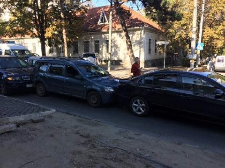 Accident în lanţ în Capitală. Din cauza a patru maşini, traficul pe strada Mateevici este BLOCAT (FOTO)