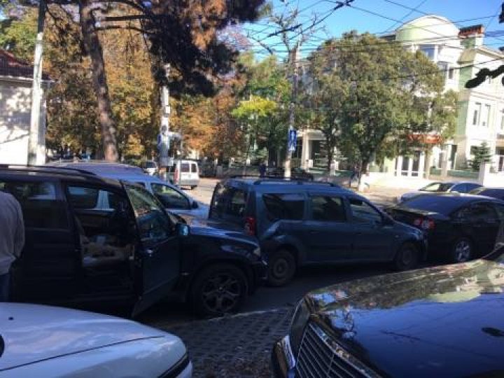 Accident în lanţ în Capitală. Din cauza a patru maşini, traficul pe strada Mateevici este BLOCAT (FOTO)