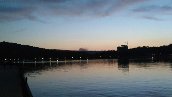 ALERTĂ! Arde dealul de la Durleşti (FOTO)