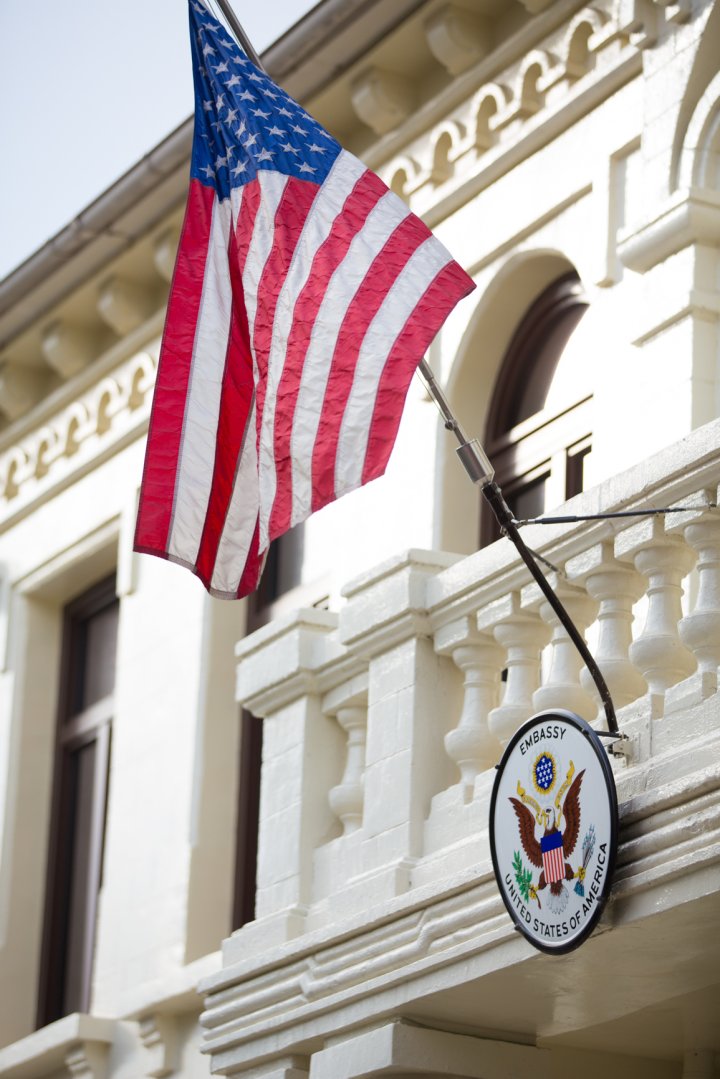 9/11. Andrian Candu a depus flori la ambasada SUA în memoria victimelor atentatelor teroriste