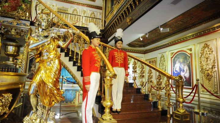 Incredibil! Cum arată fabrica din China pe care patronul a transformat-o în "Palatul Versailles" (FOTO)