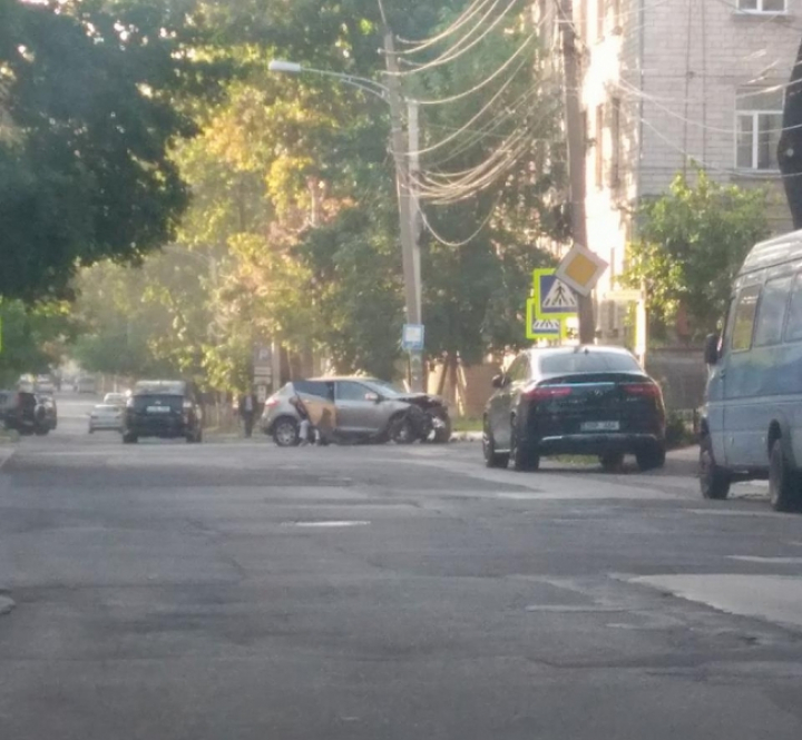 Accident grav în sectorul Centru al Capitalei. Două mașini s-au ciocnit violent, iar o pasageră a ajuns la spital (FOTO)