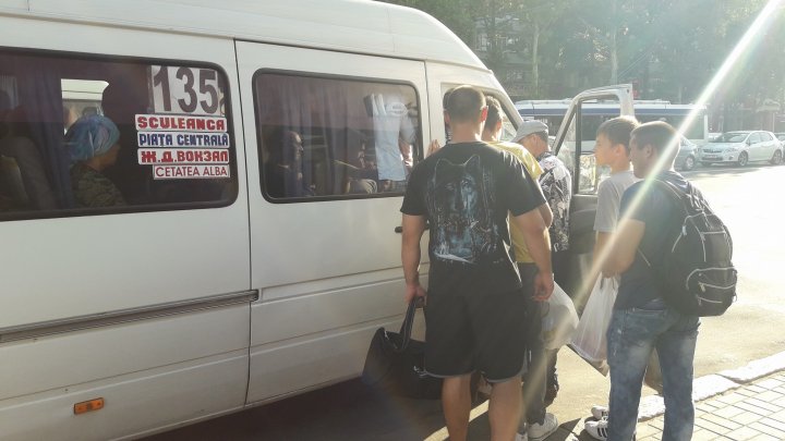 Ca pe sacii de cartofi. Cum sunt transportati oamenii cu microbuzele din Chișinău (FOTO)