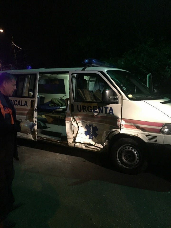 Accident în cartierul Telecentru! O ambulanţă a fost FĂCUTĂ ZOB (FOTO)