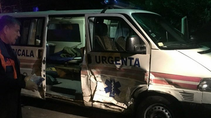 Accident în cartierul Telecentru! O ambulanţă a fost FĂCUTĂ ZOB (FOTO)