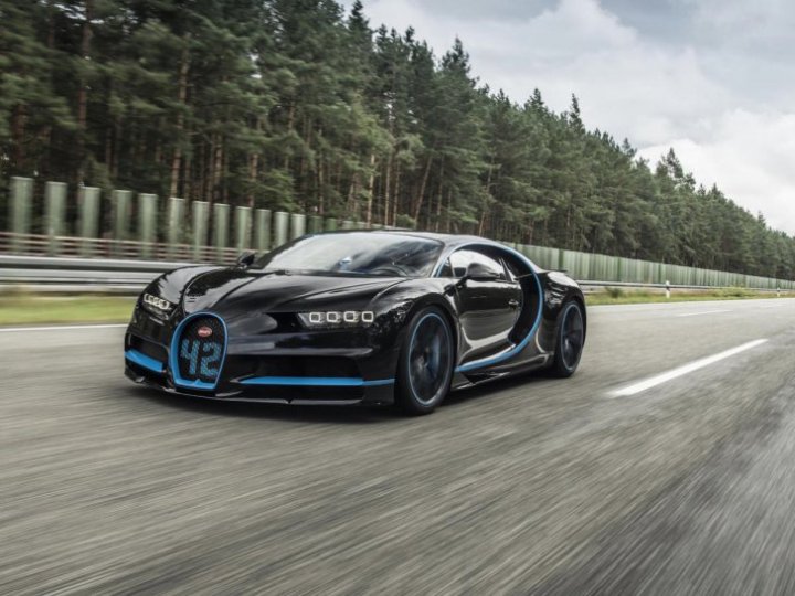 Nou record mondial de viteză. Maşina Bugatti Chiron zboară ca un avion, cu 400 km/h