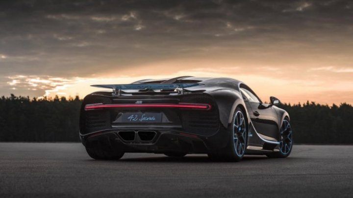 Nou record mondial de viteză. Maşina Bugatti Chiron zboară ca un avion, cu 400 km/h