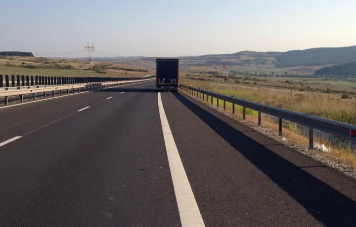 Un poliţist a fost rănit grav de un TIR în timp ce se afla la serviciu