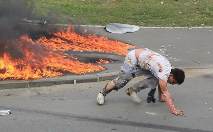 FANTASTIC! Un şofer a scăpat cu viaţă după ce maşina sa a intrat într-un stâlp şi a EXPLODAT (VIDEO/FOTO)