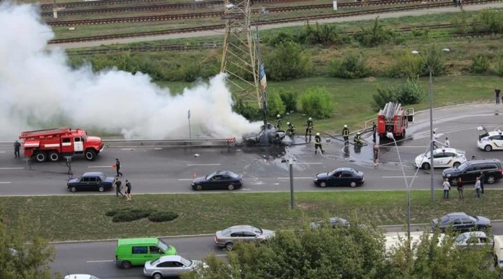 FANTASTIC! Un şofer a scăpat cu viaţă după ce maşina sa a intrat într-un stâlp şi a EXPLODAT (VIDEO/FOTO)