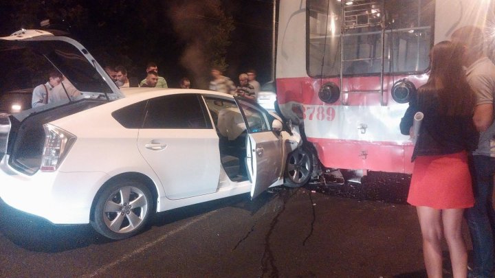 Accident rutier în Capitală. Un troleibuz plin cu pasageri a fost lovit de o maşină (FOTO)