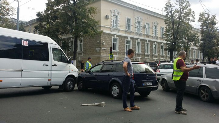 Accident în centrul Capitalei. Un automobil s-a lovit cu un microbuz de rută. Poliţia, la faţa locului (FOTO)