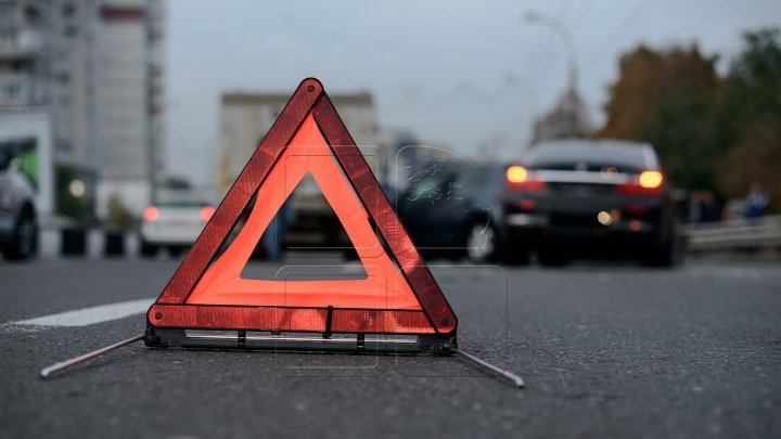 Accident rutier în Capitală. În zona sensului giratoriu de pe strada Alecu Russo se circulă cu dificultate