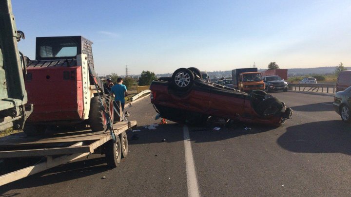 ACCIDENT GRAV în apropiere de Stăuceni. O maşină S-A RĂSTURNAT pe şosea. Sunt răniţi (VIDEO/FOTO)