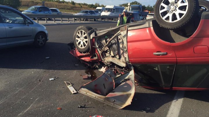 ACCIDENT GRAV în apropiere de Stăuceni. O maşină S-A RĂSTURNAT pe şosea. Sunt răniţi (VIDEO/FOTO)